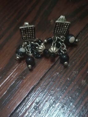 🧡$5 Bundled. Vtg Black Beaded Dangle Clip Earrings - Silver
